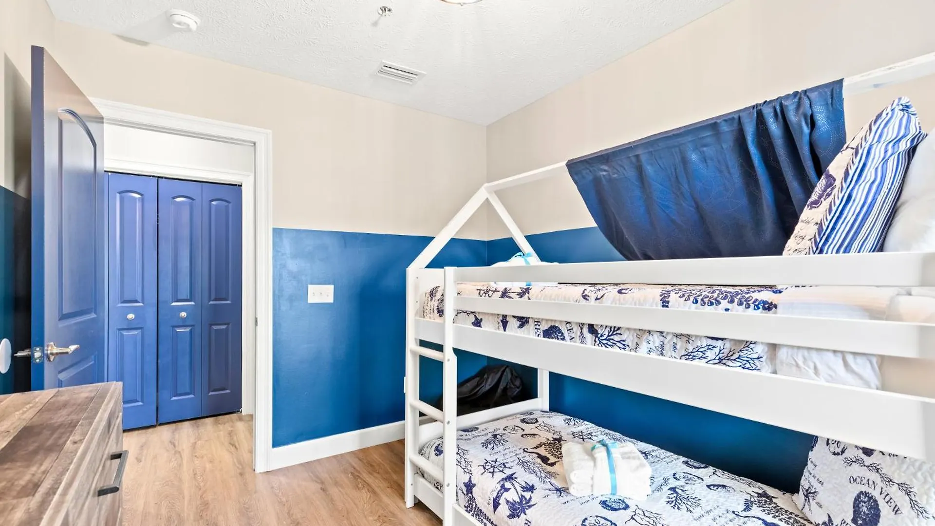 Sailors Cove: 5-Bedroom, 45 Baths, Sleeps 12! Steps Away From The Beach! Panama City Beach