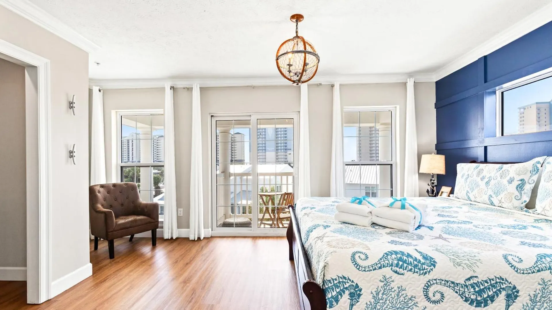 Sailors Cove: 5-Bedroom, 45 Baths, Sleeps 12! Steps Away From The Beach! Panama City Beach