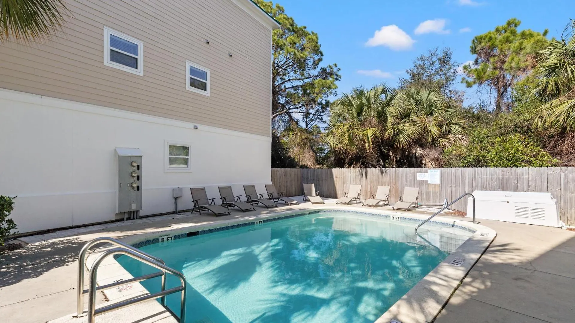 Sailors Cove: 5-Bedroom, 45 Baths, Sleeps 12! Steps Away From The Beach! Panama City Beach USA