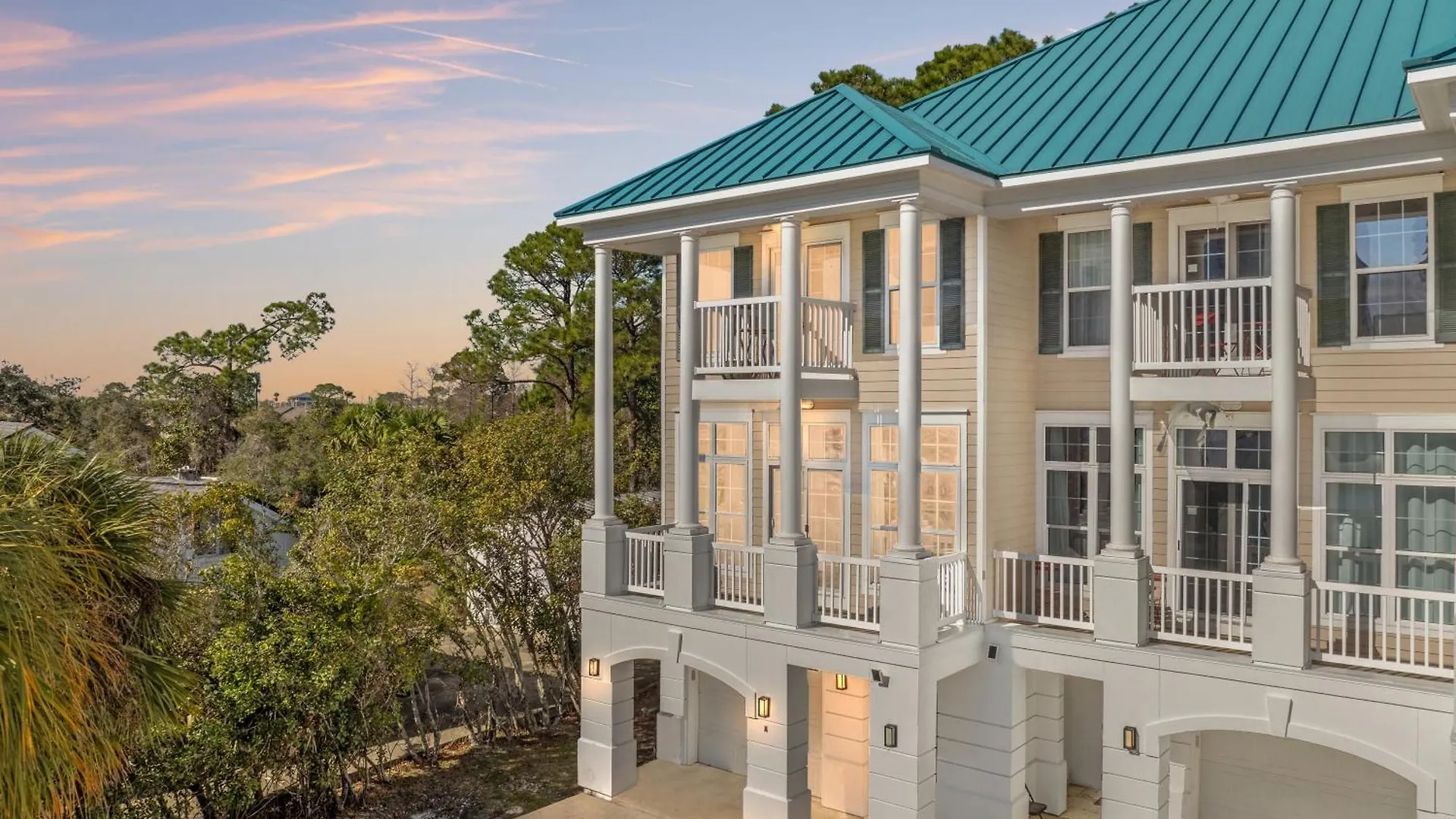Sailors Cove: 5-Bedroom, 45 Baths, Sleeps 12! Steps Away From The Beach! Panama City Beach